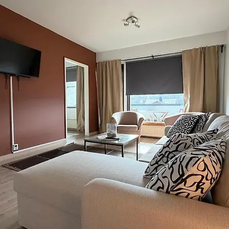Modern & Spacious Near Center